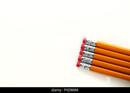 Devoirs de l'école jaune orange Crayons aquarellables sur fond blanc Banque D'Images