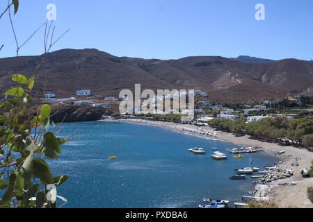 Grèce la belle île grecque d'Astypalaia. Une vue sur la baie de Livadhia, avec sa plage de sable fin et ses eaux calmes le jour de l'été. Banque D'Images