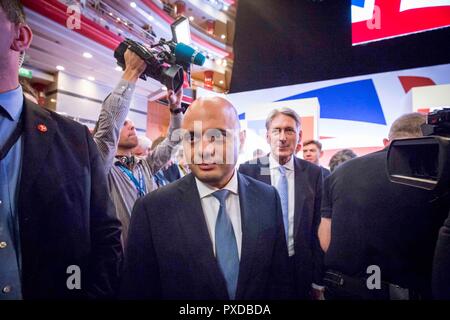 © Chris Bull. 3/10/18 BIRMINGHAM , Royaume-Uni. Jour de clôture du congrès du parti conservateur à l'International Convention Centre à Birmingham, Angleterre, aujourd'hui (mercredi 3 octobre 2018). Premier ministre Theresa peut offre son discours de clôture de la conférence. Les députés conservateurs prennent leur place. Sajid Javid MP (l) et Philip Hammond MP Crédit photo : CHRIS BULL Banque D'Images