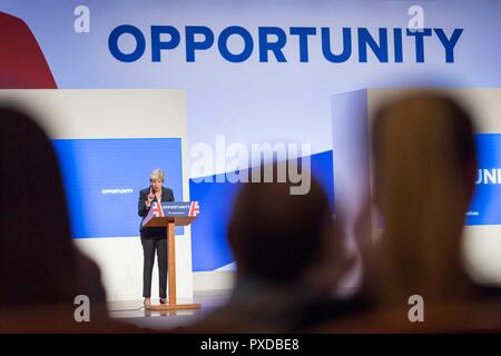 © Chris Bull. 3/10/18 BIRMINGHAM , Royaume-Uni. Jour de clôture du congrès du parti conservateur à l'International Convention Centre à Birmingham, Angleterre, aujourd'hui (mercredi 3 octobre 2018). Premier ministre Theresa peut offre son discours de clôture de la conférence. Crédit photo : CHRIS BULL Banque D'Images