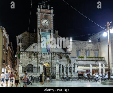 Bâtiment de la garde de la ville (Gradska staza) sur la Place du Peuple (Narodni Trg) dans la vieille ville de Zadar, Dalmatie, Croatie Banque D'Images