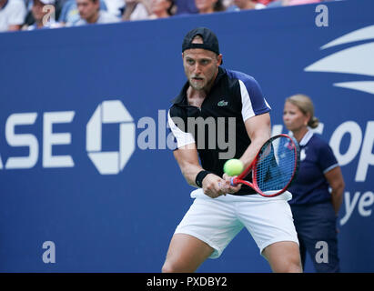 New York, NY - 29 août 2018 : Denis Kudla de USA retourne ball au cours de l'US Open 2018 2ème tour match contre Juan Martin del Potro l'Argentine à l'USTA Billie Jean King National Tennis Center Banque D'Images