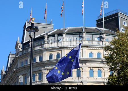 Londres, Royaume-Uni - 20 octobre 2018 : un drapeau de l'Union européenne est brandi au-dessus de la foule à Trafalgar Square, au cours d'un Brexit mars, avec le drapeau britannique dans le Banque D'Images