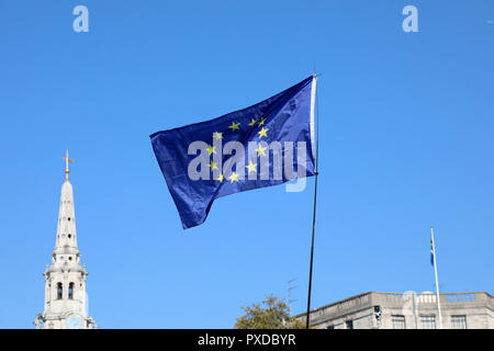 Londres, Royaume-Uni - 20 octobre 2018 : un drapeau de l'Union européenne est brandi au-dessus de la foule à Trafalgar Square, au cours d'un Brexit mars à central London Banque D'Images