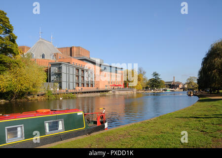 La rivière Avon et le Royal Shakespeare Theatre de Stratford-upon-Avon, Warwickshire, Angleterre Banque D'Images