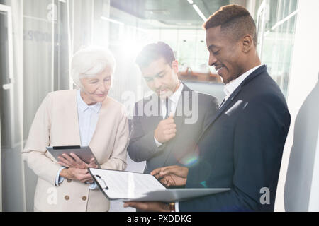 African businessman showing rapport de ventes, à des collègues Banque D'Images