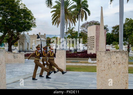 Soldats marchant au cimetière Santa Ifgenia, Santiago de Cuba, Cuba Banque D'Images
