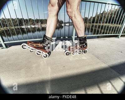 Gamme Doksy, République tchèque, 9 octobre 2018. Rouleau de l'homme dans la vitesse du patineur coquille dure patins. Essayez l'homme truc sur la voie contre le soleil Banque D'Images