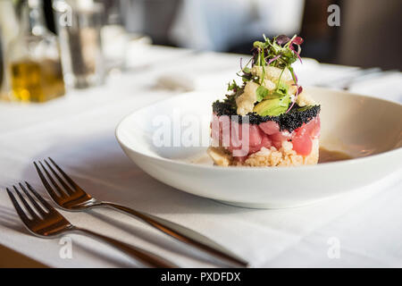 Du poisson, du riz et du caviar apéritif à restaurant de luxe Banque D'Images