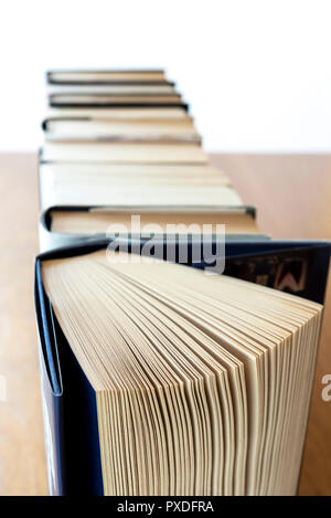 Rangée de livres anciens à partir d'un angle élevé, isolé. Banque D'Images