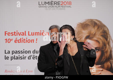 Lyon, France, 19 octobre 2018 : réalisateur algérien Rachid Bouchareb et comédienne algérienne Biyouna sont vus à Lyon (Centre-est de la France) Banque D'Images