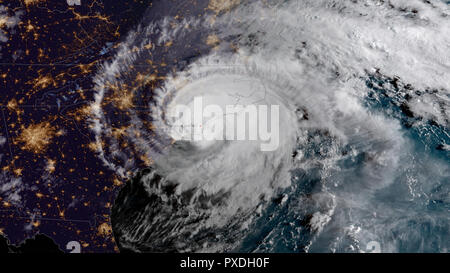 Vue depuis le satellite NOAA GOES-15 de l'ouragan Florence puisqu'il est à terre le long de la côte de Caroline du Nord comme l'un des plus puissantes tempêtes au compte rendu du 14 septembre 2018, dans l'orbite de la Terre. Florence, une tempête de catégorie 4, affaibli comme il l'a frappé la côte entre Sud et la Caroline du Nord, mais est censé donner aux inondations massives et la destruction de la Caroline. Banque D'Images