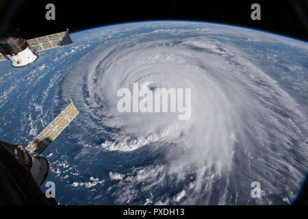 Vue depuis la Station spatiale internationale de l'ouragan Florence à l'approche de la côte de Caroline du Nord près de Wrightsville Beach le 12 septembre 2018 dans l'orbite de la Terre. Florence, une tempête de catégorie 4, affaibli comme il l'a frappé la côte entre Sud et la Caroline du Nord, mais est censé donner aux inondations massives et la destruction de la Caroline. Banque D'Images