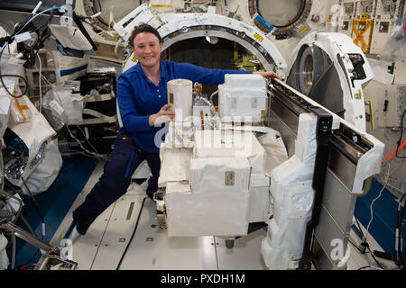 L'astronaute de la NASA Serena Aunon-Chancellor travaille dans le laboratoire japonais Kibo le remplacement d'un module de caméra de télévision haute définition sur une installation de l'unité de l'unité apparente de l'adaptateur 6 septembre 2018, dans l'orbite de la Terre. Banque D'Images