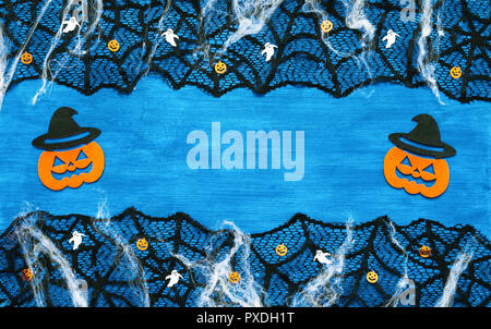 Contexte - Halloween Spider web, des araignées, des fantômes et des décorations jack souriant comme symboles d'Halloween sur le fond en bois bleu foncé. Halloween Banque D'Images