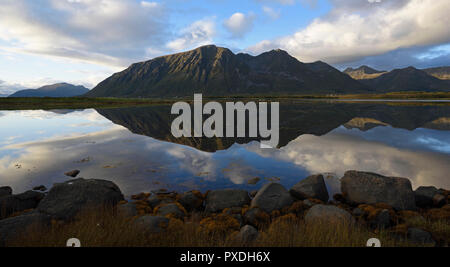 Soirée pittoresque paysage sur Hinnoya reflétée dans un fjord, la Norvège, les îles Vesteralen Banque D'Images