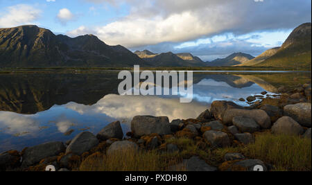 Soirée pittoresque paysage sur Hinnoya reflétée dans un fjord, la Norvège, les îles Vesteralen Banque D'Images