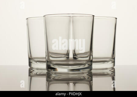 Crystal Clear glass cups sur blanc. Banque D'Images