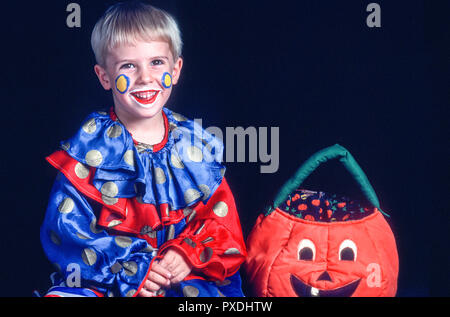 Petit garçon vêtu de son costume de clown, USA Banque D'Images