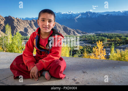 Un jeune moine au monastère de Phyang, Phyang (ou Phiyang) Gompa, Ladakh, Inde Banque D'Images
