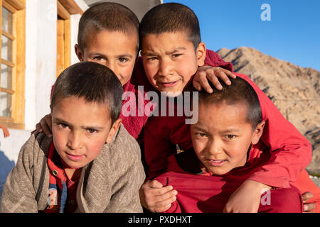 Quatre jeunes moines au monastère de Phyang, Phyang (ou Phiyang) Gompa, Ladakh, Inde Banque D'Images