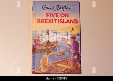 Cinq sur l'île de Enid Blyton Brexit (pour les adultes) est une célèbre parodie spoof 5 livre écrit par Bruno Vincent Banque D'Images