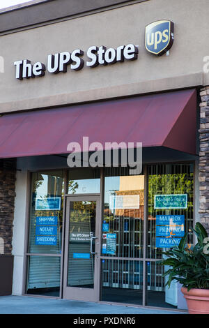 Panneau UPS dans le comté d'Orange, Californie, États-Unis. La plus grande société de livraison de colis au monde. Banque D'Images