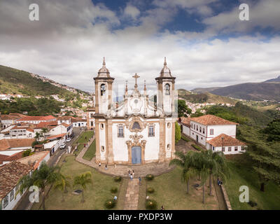 Vista Aérea de Igreja Nossa Senhora do Carmo centro histórico da Cidade de Ouro Preto, MG. Mais ao fundo o Museu da Inconfidência Mineira Banque D'Images