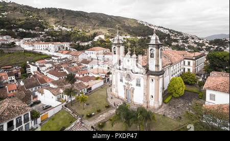 Vista Aérea de Igreja Nossa Senhora do Carmo centro histórico da Cidade de Ouro Preto, MG. Mais ao fundo o Museu da Inconfidência Mineira Banque D'Images