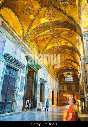 Les touristes visitant le narthex de la mosquée Sainte-Sophie, une salle voûtée intérieure de 9 baies. Istanbul, Turquie. Banque D'Images