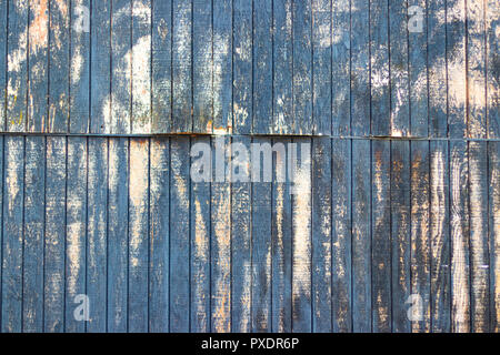 Vieux mur peint en blanc en copeaux avec des lignes et des ombres Banque D'Images