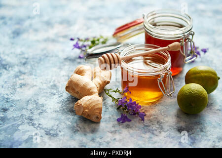 Tableau des aliments sains avec différents types de miel, de gingembre et lime Banque D'Images