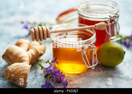 Tableau des aliments sains avec différents types de miel, de gingembre et lime Banque D'Images