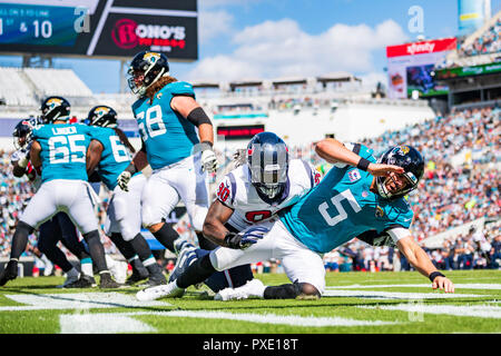 En Floride, aux États-Unis. 21 Oct 2018. Le secondeur des Houston Texans Jadeveon Clowney (90) et Jacksonville Jaguars quarterback Blake Bortles (5) au cours de la NFL football match entre le et le Houston Texans Jacksonville Jaguars le dimanche 21 octobre 2018 à Jacksonville, FL. Jacob Kupferman/CSM Crédit : Cal Sport Media/Alamy Live News Banque D'Images