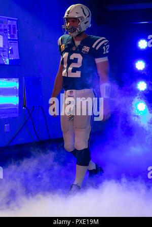 Indianapolis, Indiana, USA. 21 Oct, 2018. Indianapolis Colts quarterback Andrew Luck (12) au cours de présentation des joueurs de NFL football action de jeu entre les Bills de Buffalo et les Indianapolis Colts au Lucas Oil Stadium à Indianapolis, Indiana. John Mersits/CSM/Alamy Live News Banque D'Images