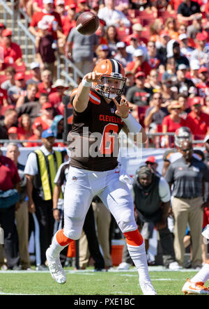 Tampa, Floride, USA. 21 Oct, 2018. Le quart-arrière des Cleveland Browns Baker Mayfield (6) jette une note au 1er trimestre pendant le jeu entre les Cleveland Browns et les Tampa Bay Buccaneers chez Raymond James Stadium de Tampa, Floride. Del Mecum/CSM/Alamy Live News Banque D'Images