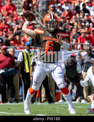 Tampa, Floride, USA. 21 Oct, 2018. Le quart-arrière des Cleveland Browns Baker Mayfield (6) jette une note au 1er trimestre pendant le jeu entre les Cleveland Browns et les Tampa Bay Buccaneers chez Raymond James Stadium de Tampa, Floride. Del Mecum/CSM/Alamy Live News Banque D'Images