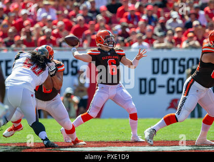 Tampa, Floride, USA. 21 Oct, 2018. Le quart-arrière des Cleveland Browns Baker Mayfield (6) jette une note au 1er trimestre pendant le jeu entre les Cleveland Browns et les Tampa Bay Buccaneers chez Raymond James Stadium de Tampa, Floride. Del Mecum/CSM/Alamy Live News Banque D'Images