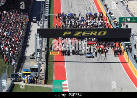21 octobre 2018, le circuit des Amériques, Austin, USA ; Grand Prix de Formule 1 des États-Unis, jour de la course ; les équipes font les derniers préparatifs sur la grille avant de commencer la course Banque D'Images