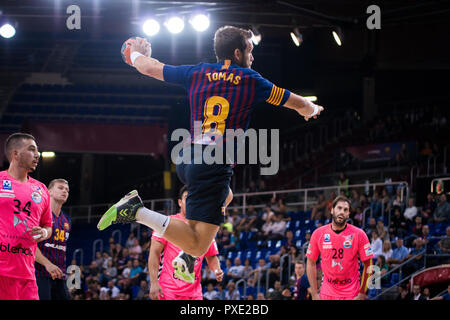 21 octobre 2018, Palau Blaugrana, Barcelone, Espagne, Liga ASOBAL handball ; FC Barcelona contre BM Sinfin de Lassa ; Victor Tomas de FC Barcelone essaie de marquer Banque D'Images