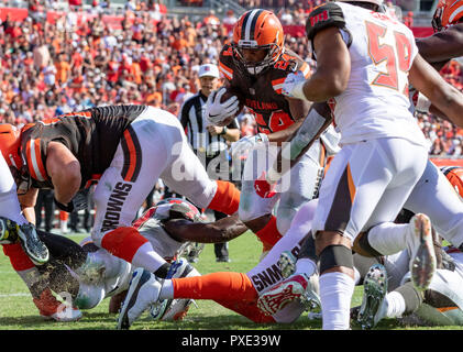 Tampa, Floride, USA. 21 Oct, 2018. Cleveland Browns running back Nick Chubb (24) exécute 1 yard pour un touché dans le 4e trimestre au cours du match entre les Cleveland Browns et les Tampa Bay Buccaneers chez Raymond James Stadium de Tampa, Floride. Del Mecum/CSM/Alamy Live News Banque D'Images