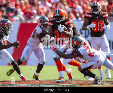 Tampa, Floride, USA. 21 Oct, 2018. Cleveland Browns running back Nick Chubb (24) s'étend sur 14 mètres dans le 4e trimestre au cours du match entre les Cleveland Browns et les Tampa Bay Buccaneers chez Raymond James Stadium de Tampa, Floride. Del Mecum/CSM/Alamy Live News Banque D'Images