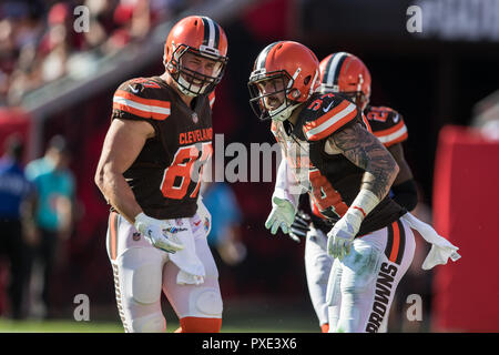 Tampa, Floride, USA. 21 Oct, 2018. Le secondeur Cleveland Browns Tanner Vallejo (54) célèbre avec la main l'extrémité Seth DeValve (87). Après avoir attaquer durant le match au Stade Raymond James, le dimanche 21 octobre 2018, à Tampa, en Floride. Credit : Travis Pendergrass/ZUMA/Alamy Fil Live News Banque D'Images