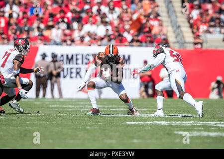 Tampa, Floride, USA. 21 Oct, 2018. Cleveland Browns wide receiver Jarvis Landry (80) est présenté par Tampa Bay Buccaneers secondeur extérieur Kwon Alexander (58) court-circuit de la première vers le bas chez Raymond James Stadium le dimanche 21 octobre 2018, à Tampa, en Floride. Credit : Travis Pendergrass/ZUMA/Alamy Fil Live News Banque D'Images