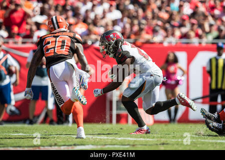 Tampa, Floride, USA. 21 Oct, 2018. Tampa Bay Buccaneers running back Peyton Coiffure (25) porte le ballon pendant le match contre les Cleveland Browns chez Raymond James Stadium le dimanche 21 octobre 2018, à Tampa, en Floride. Credit : Travis Pendergrass/ZUMA/Alamy Fil Live News Banque D'Images