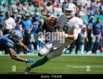 Miami Gardens, Florida, USA. 21 Oct, 2018. Le quart des Dolphins de Miami OSWEILER BROCK (8) avances avec le ballon au cours de l'action de la NFL contre les Lions de Détroit au Hard Rock Stadium. Crédit : Mario Houben/ZUMA/Alamy Fil Live News Banque D'Images