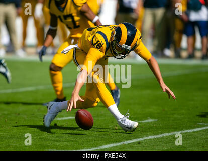 21 octobre 2018 : ]Los Angeles Rams quarterback Jared Goff (16) le foot pendant les fumbles NFL football match entre les Los Angeles Rams et les San Francisco 49ers à Levi's Stadium à Santa Clara, CA. Les Béliers défait les 49ers 39-10. Damon Tarver/Cal Sport Media Banque D'Images