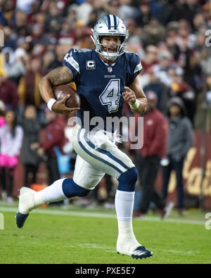 Le quart-arrière des Cowboys de Dallas Dak Prescott (4) brouille pour une première vers le bas à la fin du quatrième trimestre contre l'Redskins de Washington à FedEx Field à Landover, Maryland le dimanche, Octobre 21, 2018. Les Redskins a gagné le match 20 - 17. Credit : Ron Sachs/CNP | conditions dans le monde entier Banque D'Images