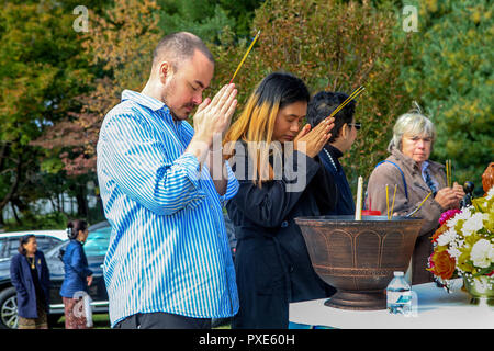 Visiteurs prier à la fin du carême célébration tenue à Boston temple Wat Bouddha Vararam. Il est l'un des deux Temples bouddhistes thaïlandais dans le Massachusetts. Banque D'Images