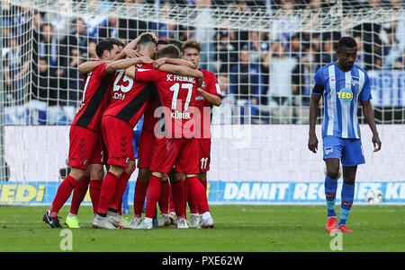 Berlin, Allemagne. 21 Oct, 2018. Les joueurs de Fribourg célébrer marquant lors d'un match de Bundesliga allemande entre Hertha Berlin et Fribourg, à Berlin, capitale de l'Allemagne, le 21 octobre 2018. Le match s'est terminé par un nul 1-1. Credit : Shan Yuqi/Xinhua/Alamy Live News Banque D'Images